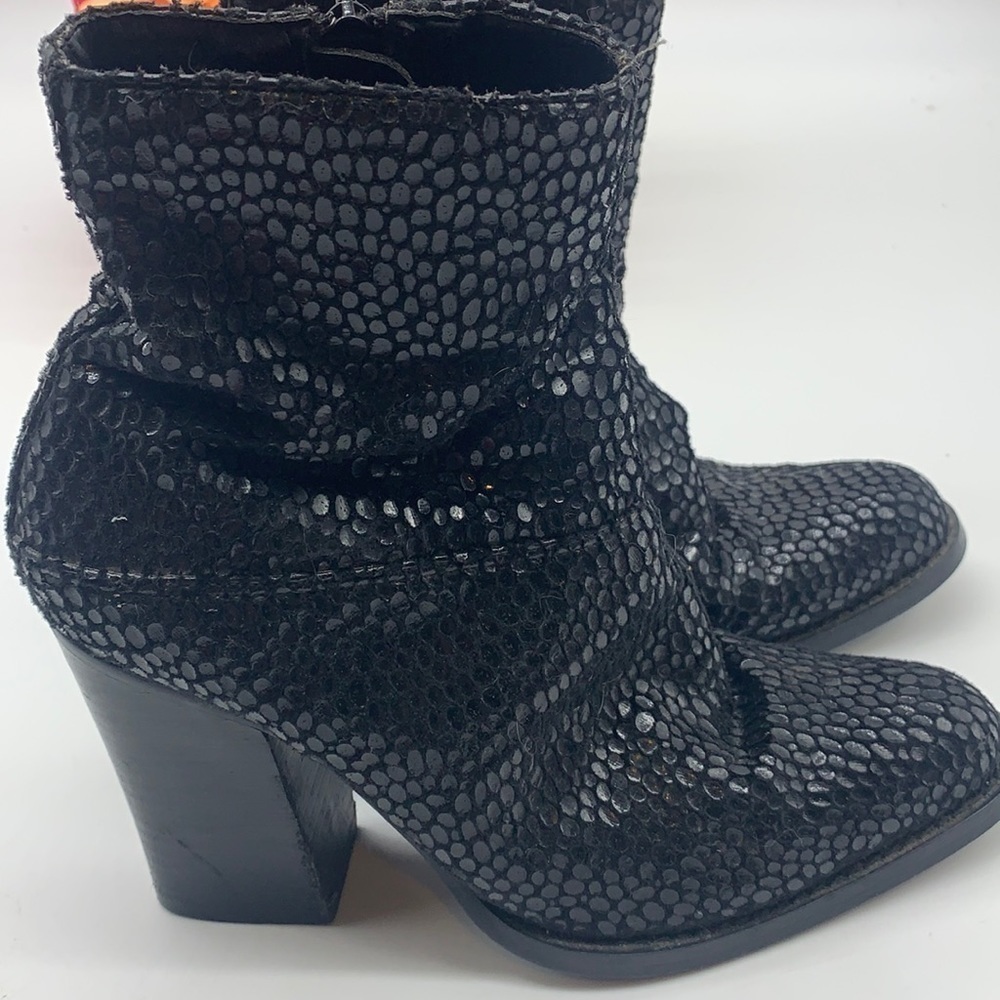 Mainframe Black Faux Snakeskin Print Sassy Ankle Boots Sz 6. BAB1141H